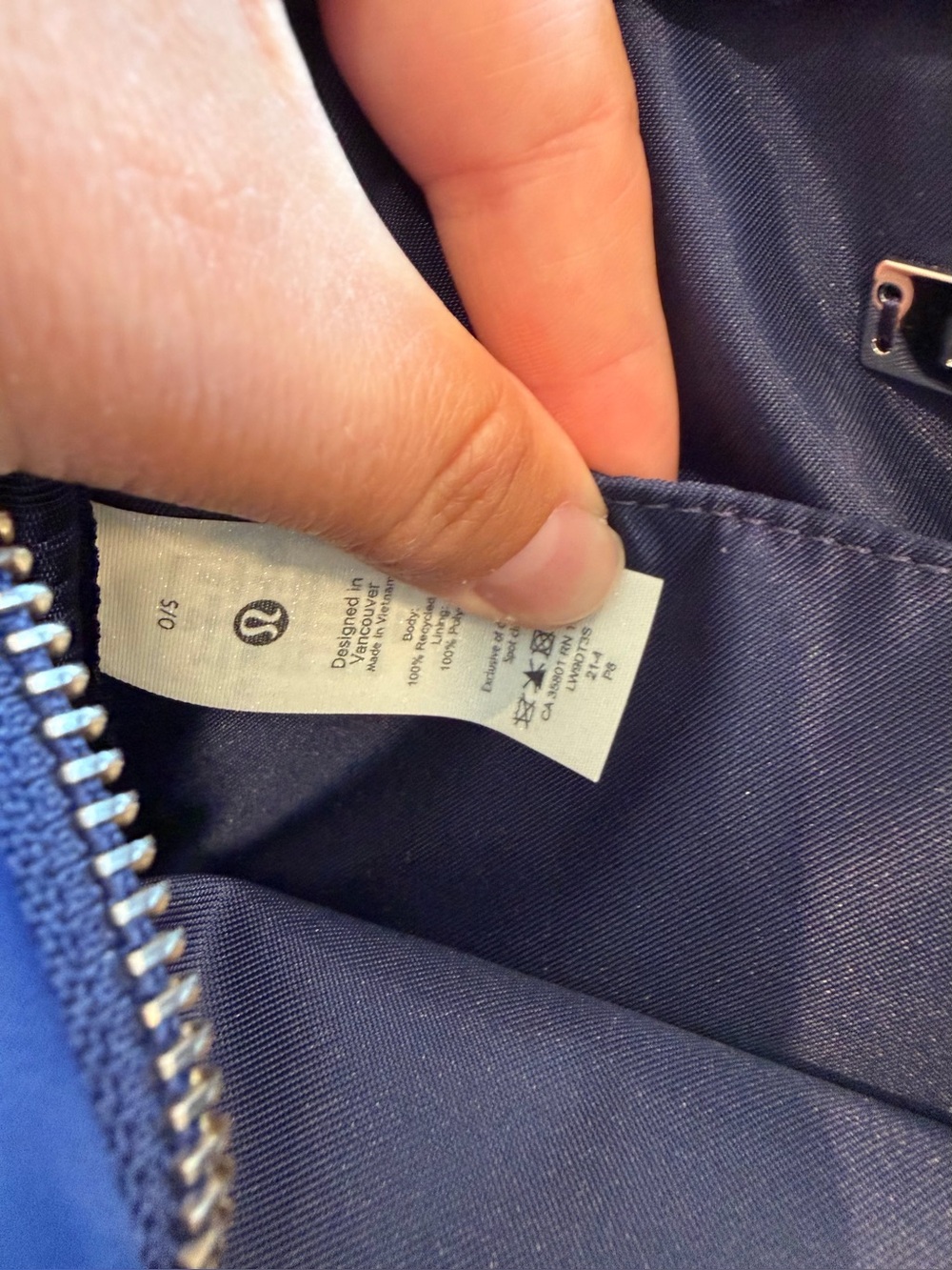 Lululemon Crossbody Camera Bag 2L - Picture 4 of 8